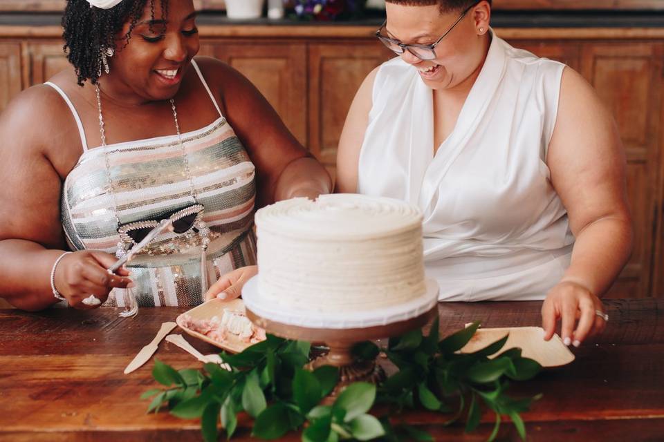 Brides cutting cake