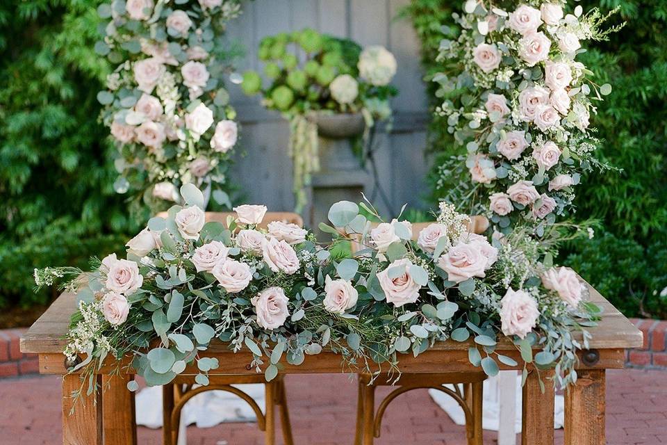 Honey brown sweetheart table