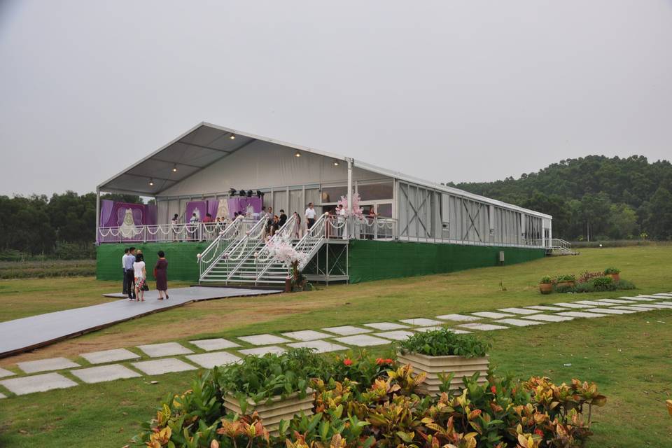 Outdoor wedding tent with ringlock scaffording system