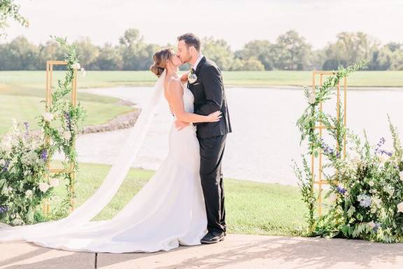 A kiss on the lakeside - Bethany & Zack Photography