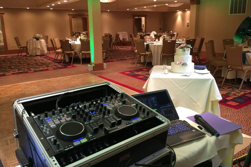 DJ  table​