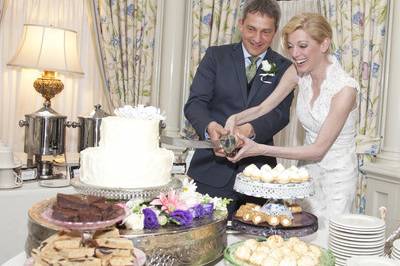 Couple cutting cake