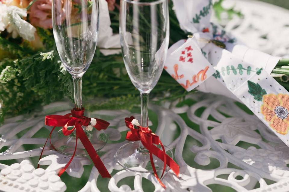 Bride groom champagne glasses