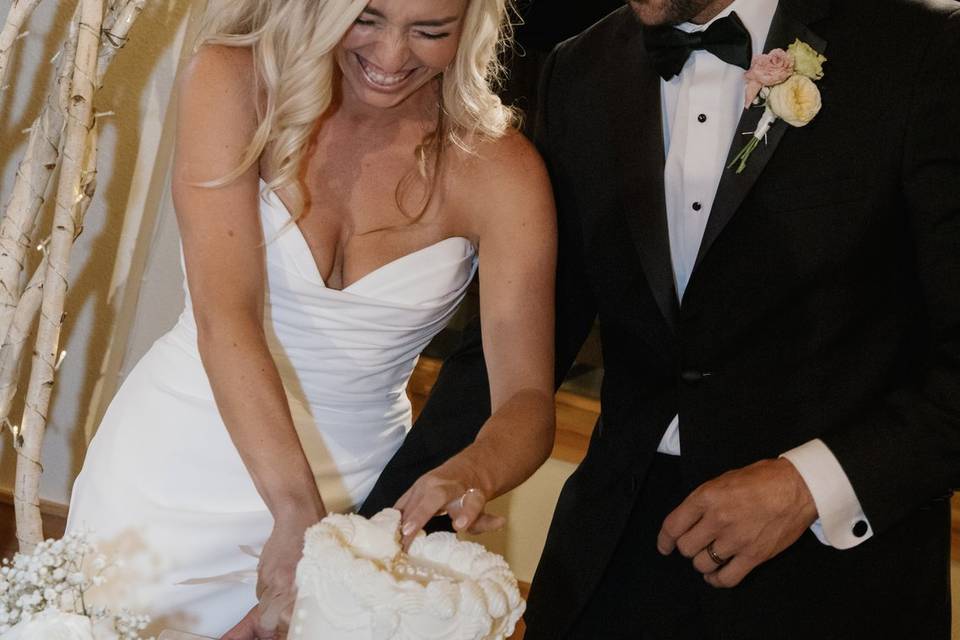 Bride groom cutting cake