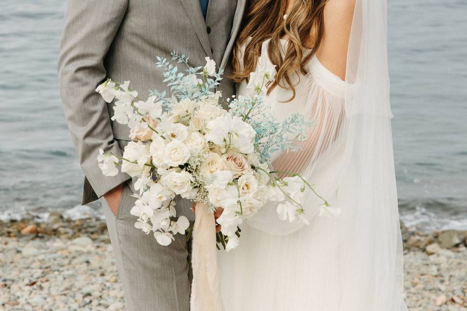 Lush and airy bridal bouquet