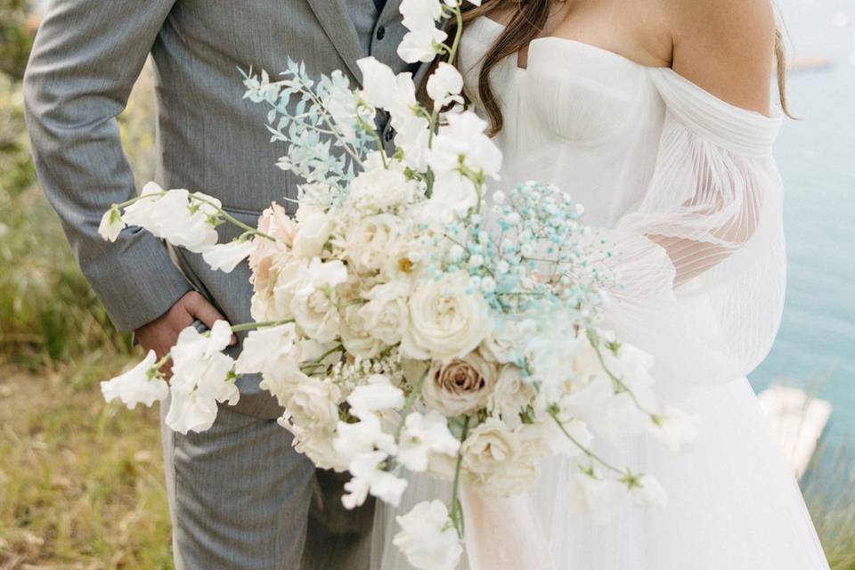 Lush and airy bridal bouquet