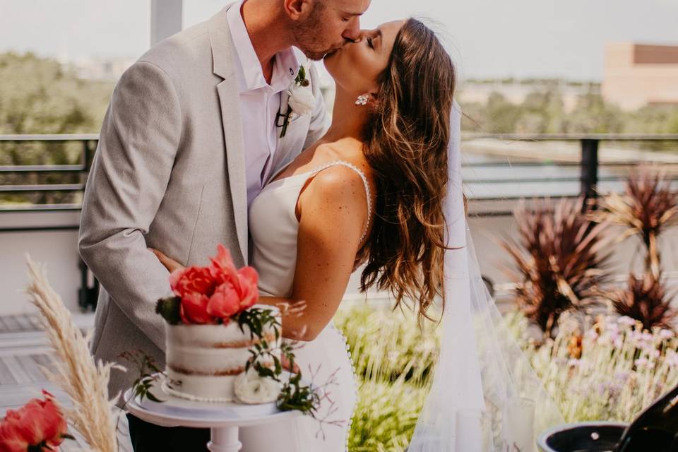 Elopement cake cutting