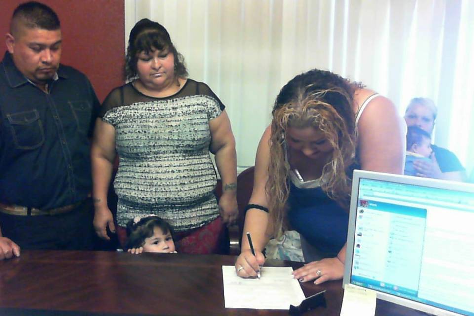 Firmando el certificado matrimonial la testigo Marua Castellanos.