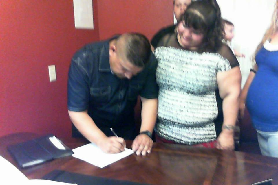 El novio Gabriel Guevara firmando el certificado matrimonial.