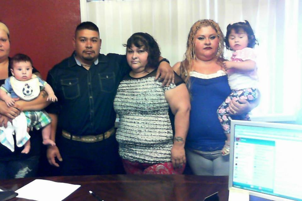 Los recien casados posando con sus testigos.