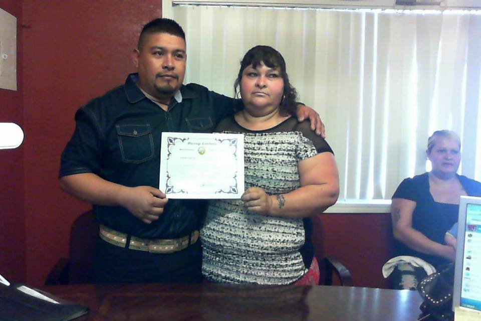 Gabriel y Leticia, mostrando su certificado de matrimonio de la ciudad de visallia, CA.