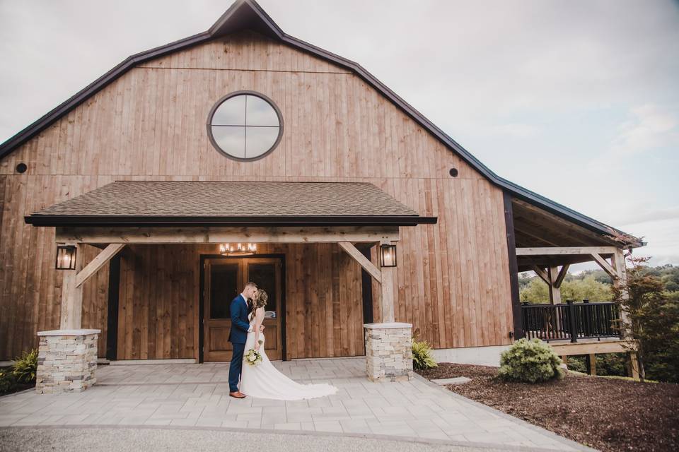 Kiss in front of the barn