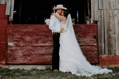 Capturing an intimate moment in front of the traditional barn