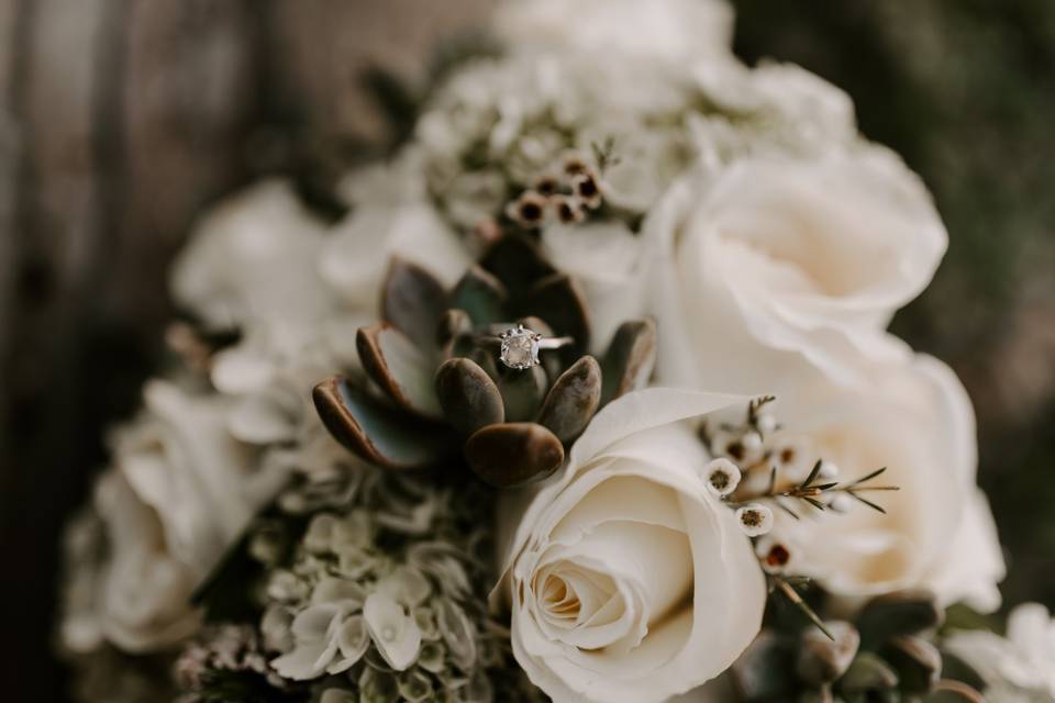 Sophisticated white bouquet
