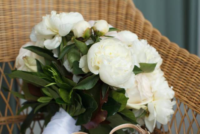 Bride's bouquet and shoes