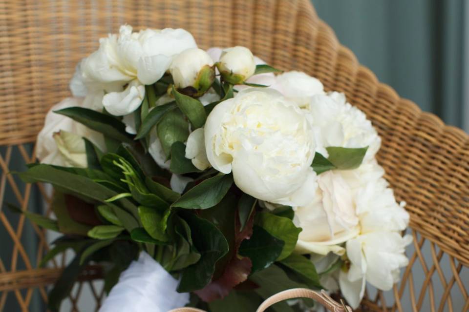 Bride's bouquet and shoes