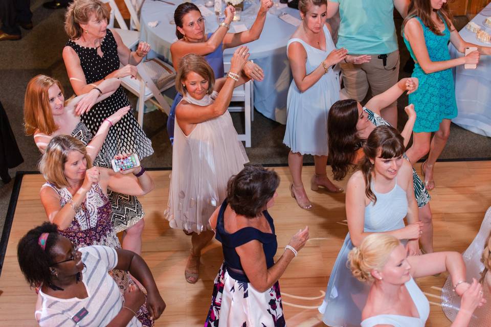 Dancing guests | MKM Photography
