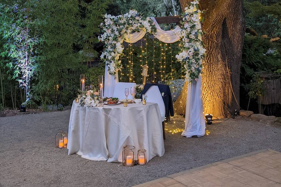 Sweetheart table at Oak Tree