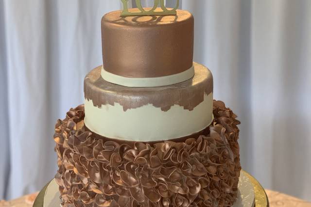 Photo of White and brown ombre floral icing wedding cake