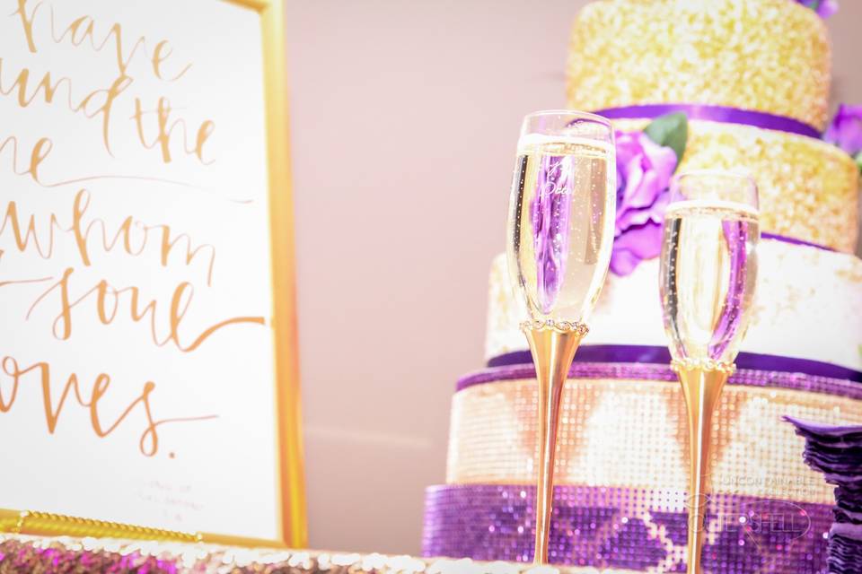 Purple and gold details for a regal wedding