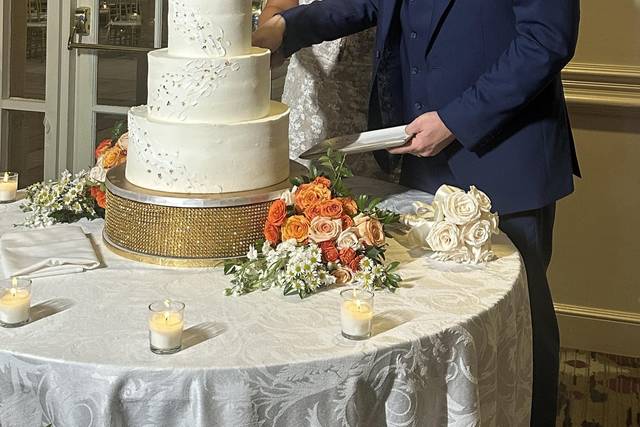 Bride and Groom cake cutting
