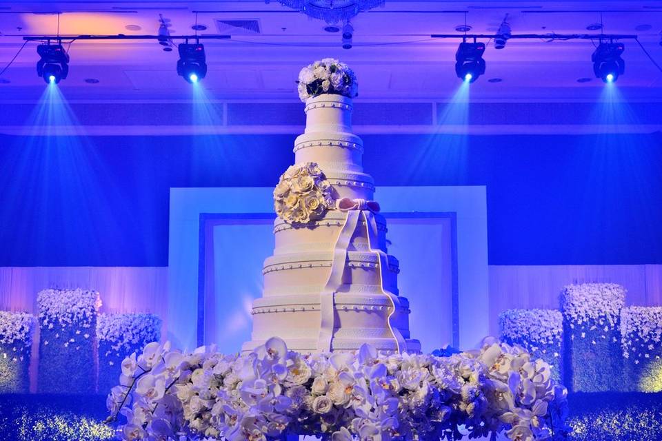 Cake spot with blue elegance