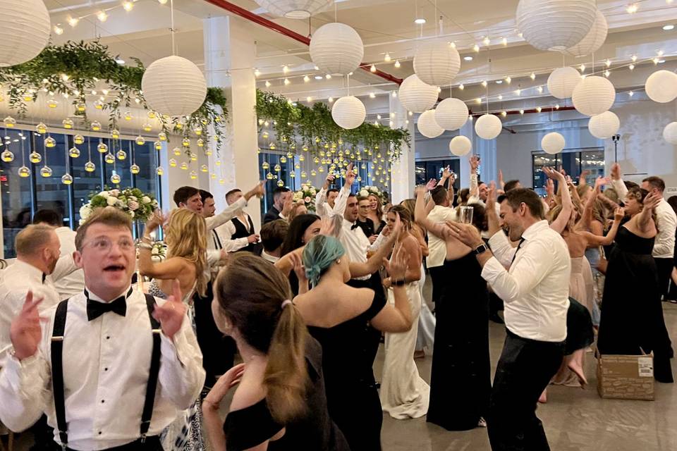 Packed dance floor, Bordone