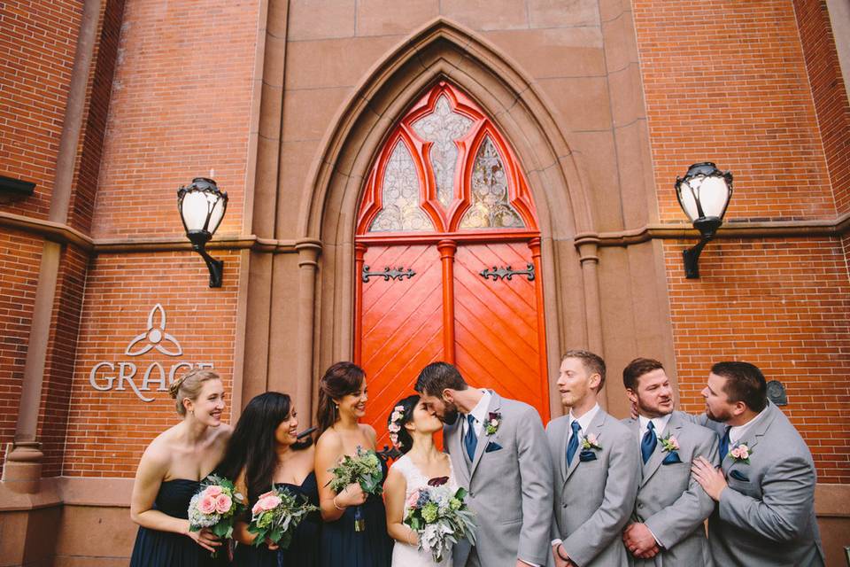 The couple with the bridesmaids and groomsmen