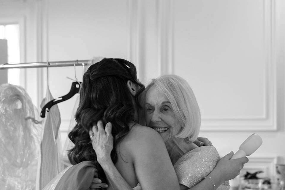 Bride and mom hugging