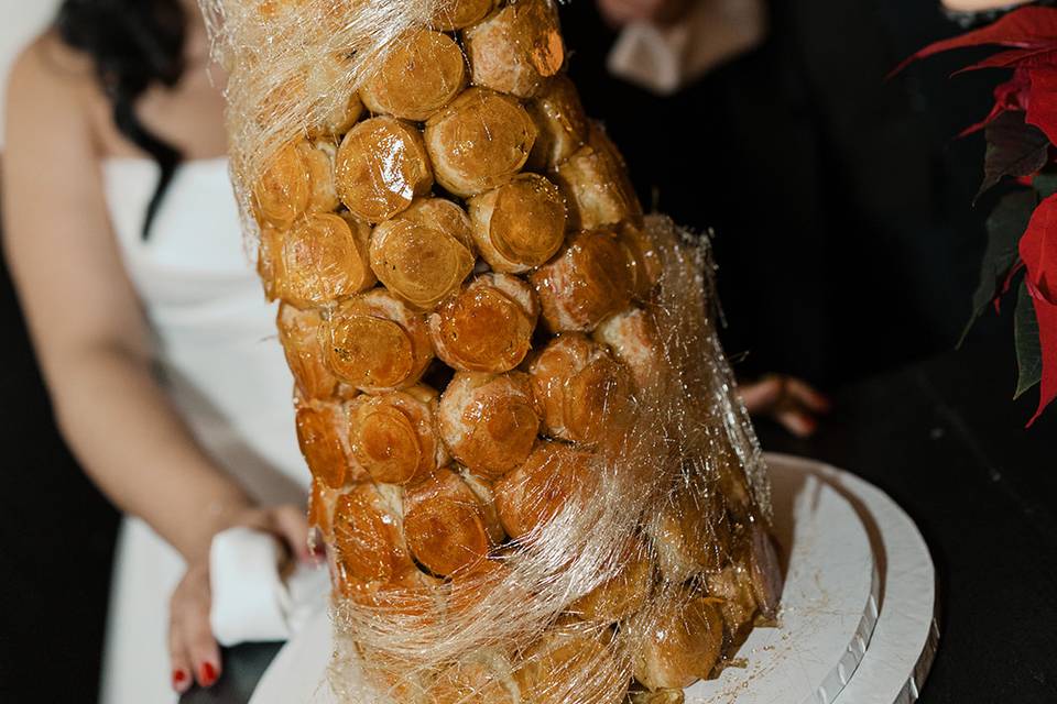 Bride & groom cake cutting