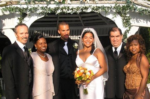 The couple with the bridesmaids and groomsmen