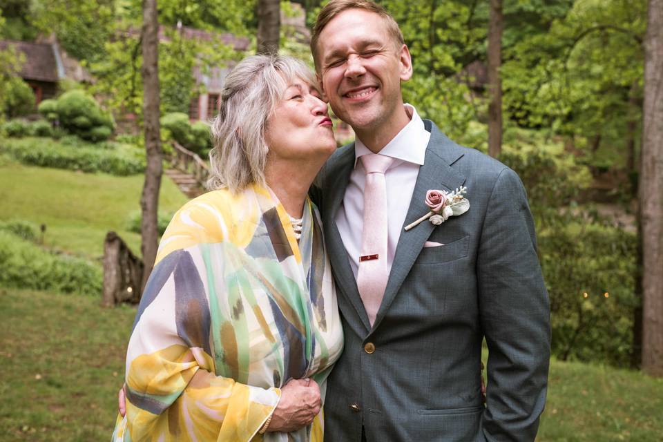 Smooches from mom