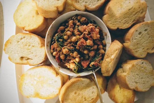 Potato and chickpea dip/ buttered french bread