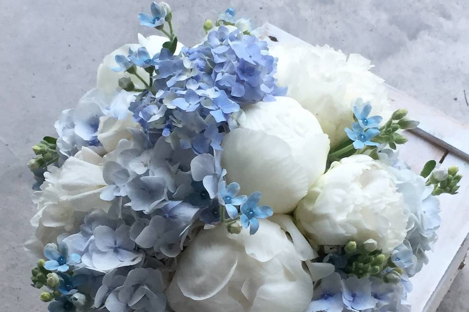 Bouquet in blue and white