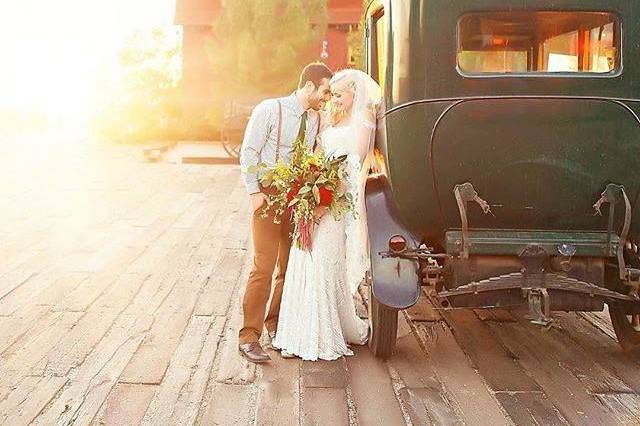 Newlyweds by the vintage car