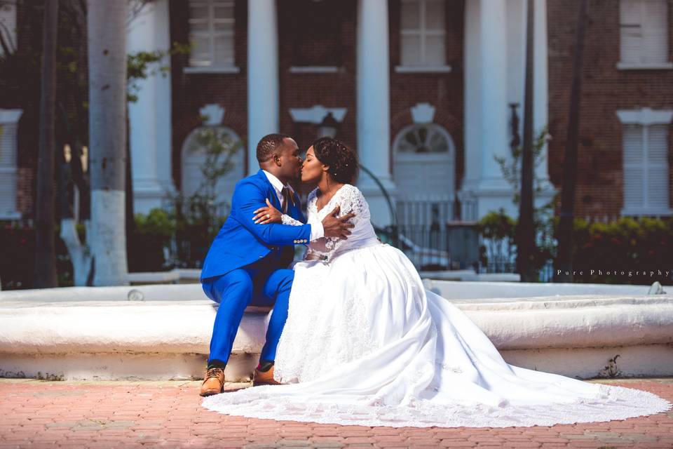 Kisses by the fountain