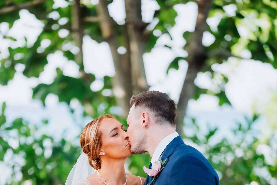 Bride & Groom Kiss