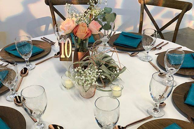 Featuring a lustrous finish and crisp, slightly textured feel, Shantung silk napkins are the luxurious alternative to satin or polyester napkins.
http://onthegolinens.com/napkins?fabric=13
photo repost from @whats_the_occasion_linens