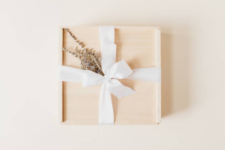 Close Gift Box