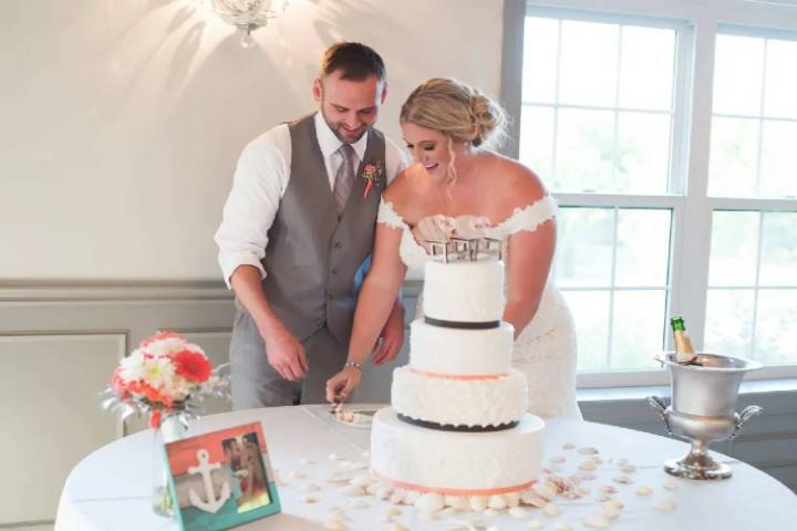 Cutting the cake