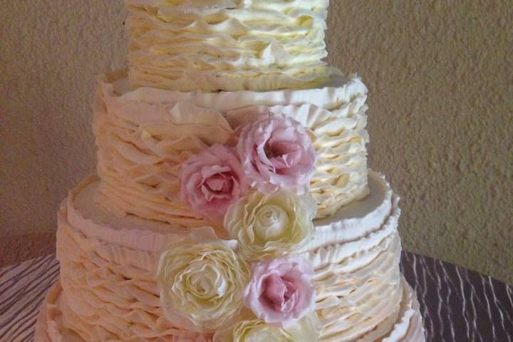 4-tier ruffled wedding cake