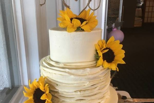 Sunflowers on wedding cake