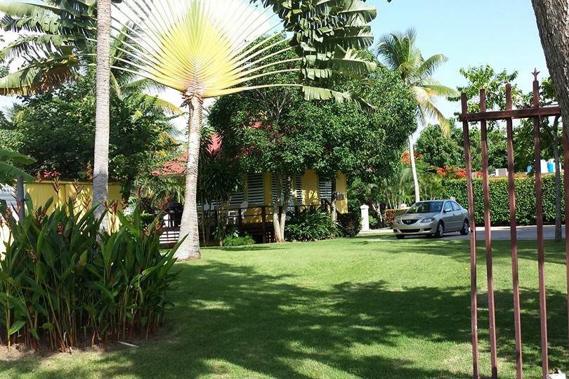 Tres Palmas Inn and Villas