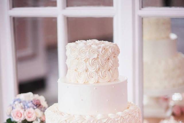 Simple & elegant wedding cake