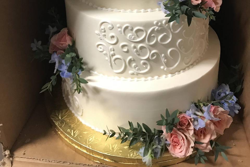 Elegant cake flowers
