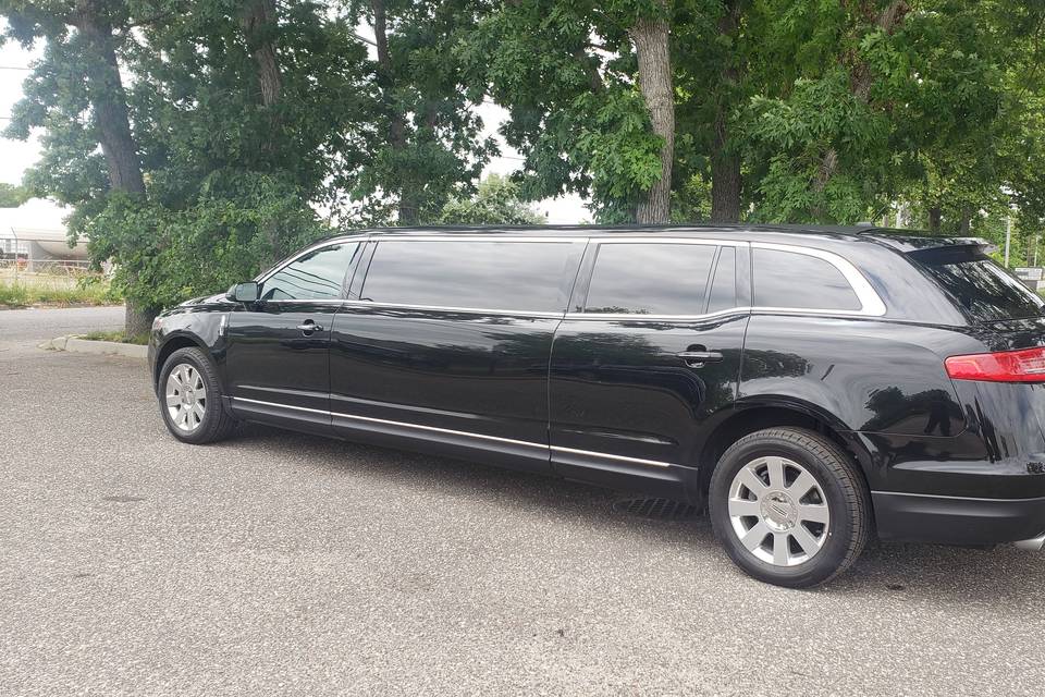 Black 8 Passenger Lincoln MKT