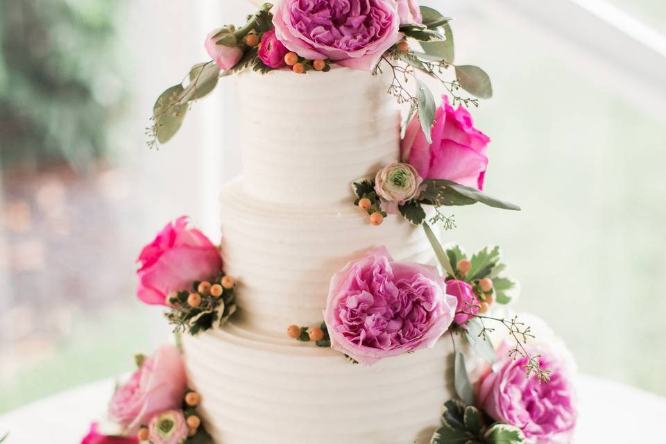 Pink garden roses decorate this beautiful wedding cake (Photo by Samantha Jay Photography)