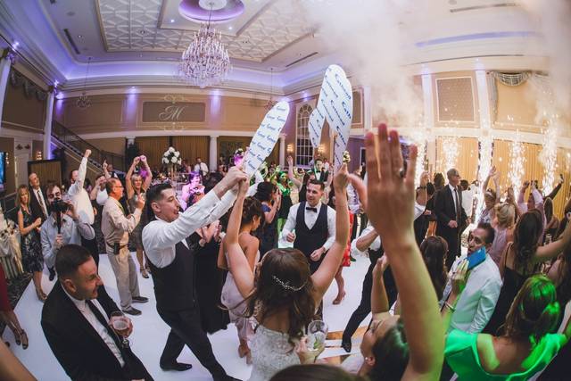 Are couples skipping the garter and bouquet toss? - SCE Event Group