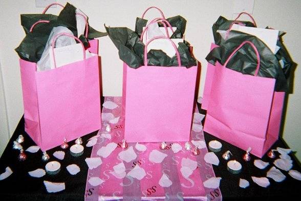 Each of your guests will take home our 'Spoil Me Pink' giftbag, with bath & body treats!*