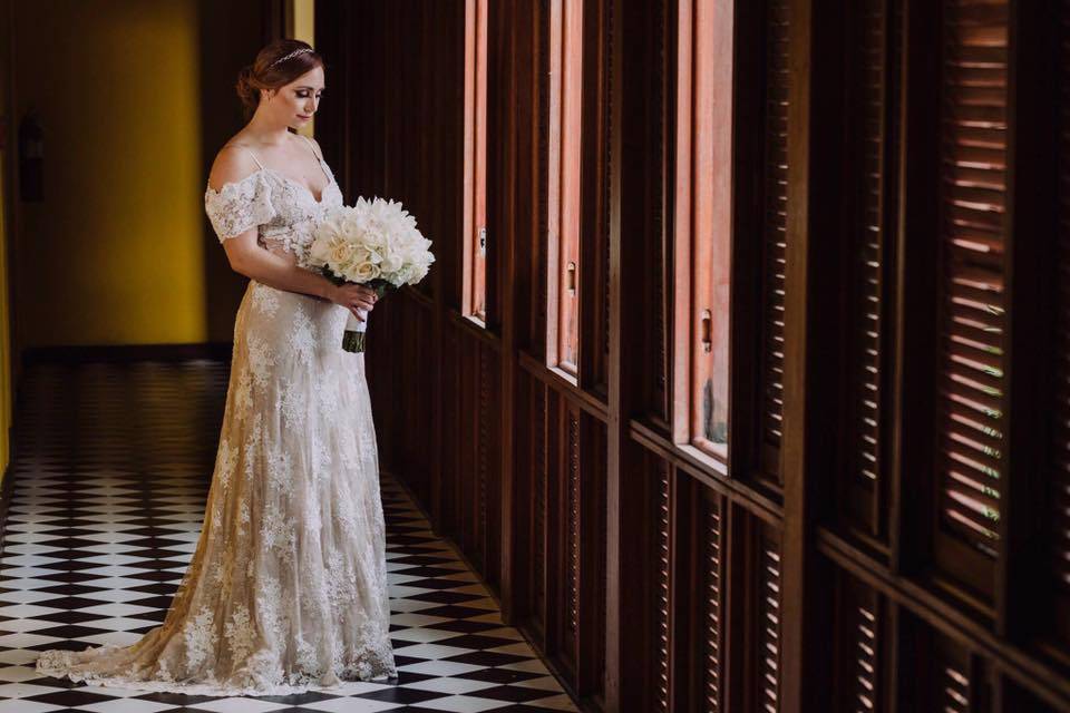 Helga wedding - Bride with bouquet